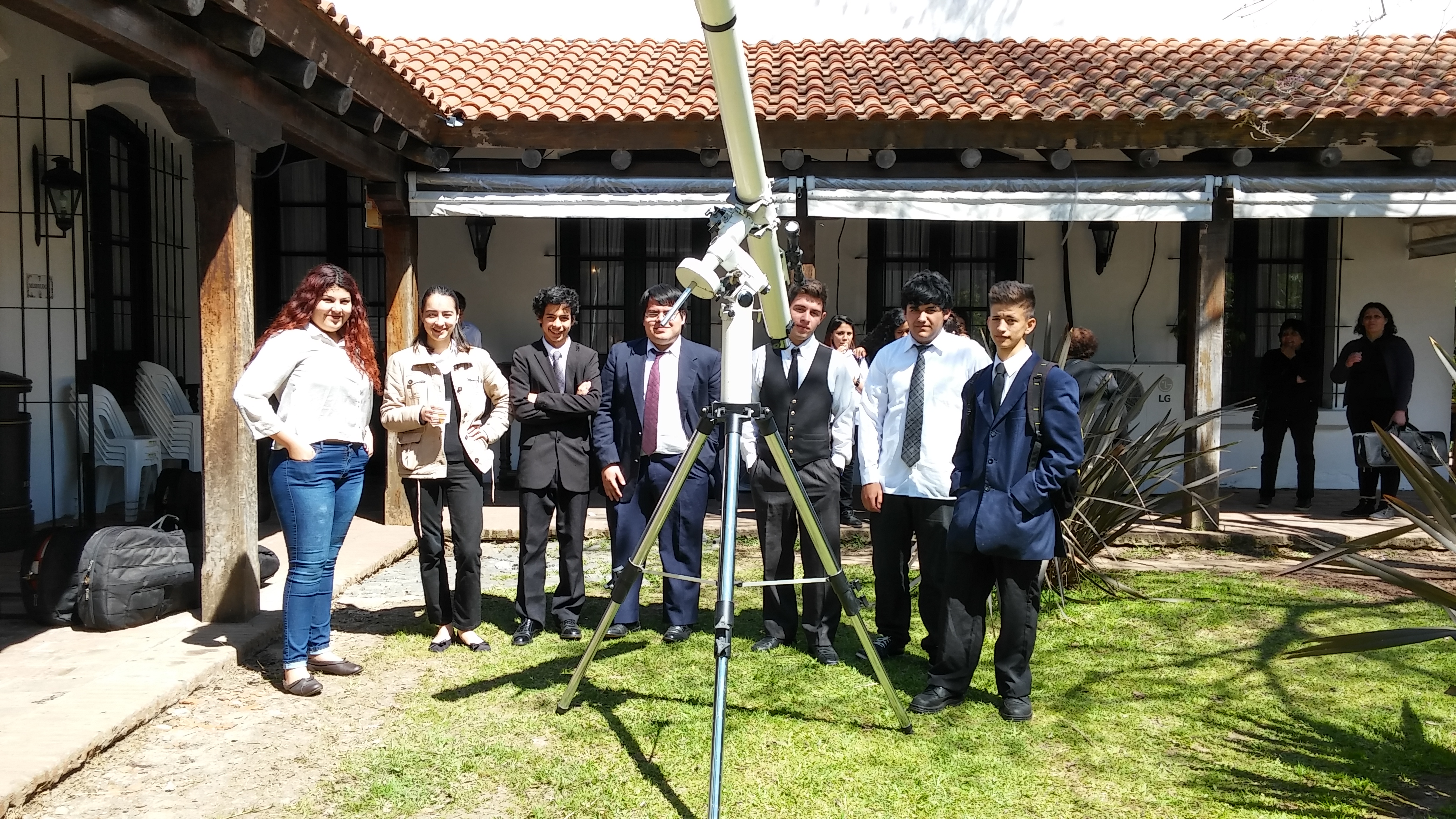 Telescopio con filtro especial para ver el Sol